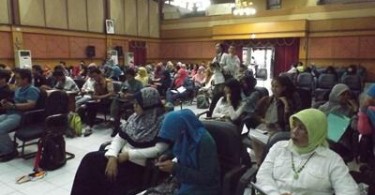 Saya duduk paling kanan, bersama peserta workshop sedang serius mengikuti paparan para narasumber (foto : Nur Terbit)