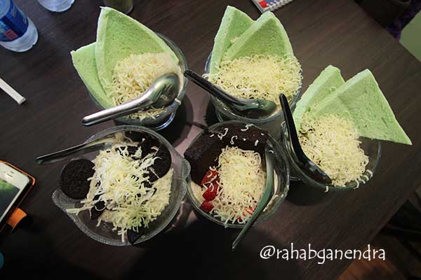 Sop duren dengan variasi roti pandan (foto: Rahab Ganendra)