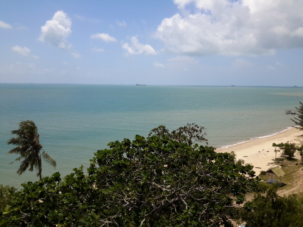 Panorama Pantai Tanjung Kalian, Pulau Bangka dilihat dari puncak mercusuar (foto: Nur Terbit)