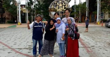 Blogger yang beruntung diundang khusus peluncuran wahana baru di JungleLand Sentul, Bogor. Dari kiri ke kanan Bang Nur, Farichatul Jannah, saya Bunda Sitti Rabiah, Fadlun Arifini, berdiri di belakang Bang Tauhid dan Mas Dede (foto dok Dede Aryanto)