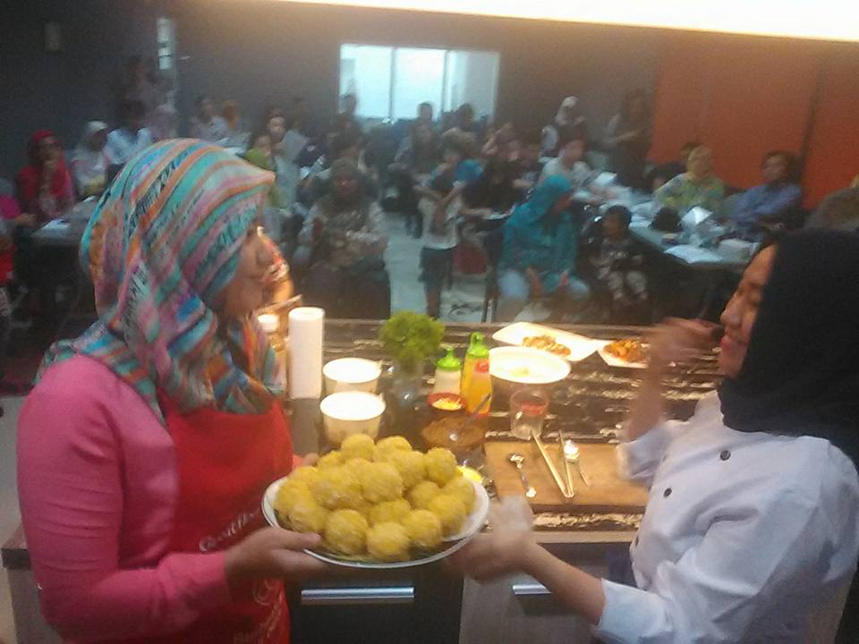 Chef Nurul bersama asistennya sedang memperlihatkan kue kroket isi daging kepada peserta demo masak (foto Nur Terbit)
