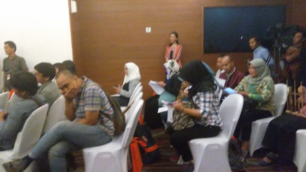 Awak media dan blogger berbaur saat jumpa pers Anugerah Pancawara di Kementerian Perdagangan Jakarta (foto Nur Terbit)