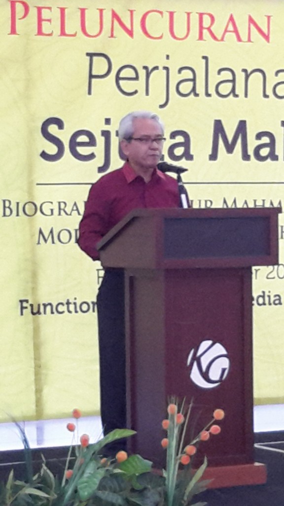 Wakil dari Gramedia Kompas memberikan sambutan sebagai tuan rumah di acara peluncuran buku pak Nur Mahmudi Isma'il (foto: Sitti Rabiah)