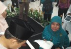 Saya antre menunggu giliran buku ditandatangani oleh pak Nur Mahmudi Isma'il (foto: Nur Terbit)