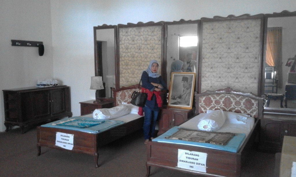 Kamar tidur pribadi Bung Karno di tempat pengasingan (foto dok Sitti Rabiah)