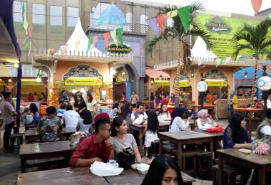 Suasana pengunjung di La Piazza (foto : Sitti Rabiah)