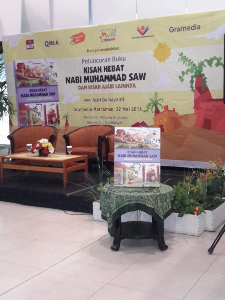 Menjelang acara bedah buku di Gramedia Matraman Jakarta Timur (foto : Sitti Rabiah)