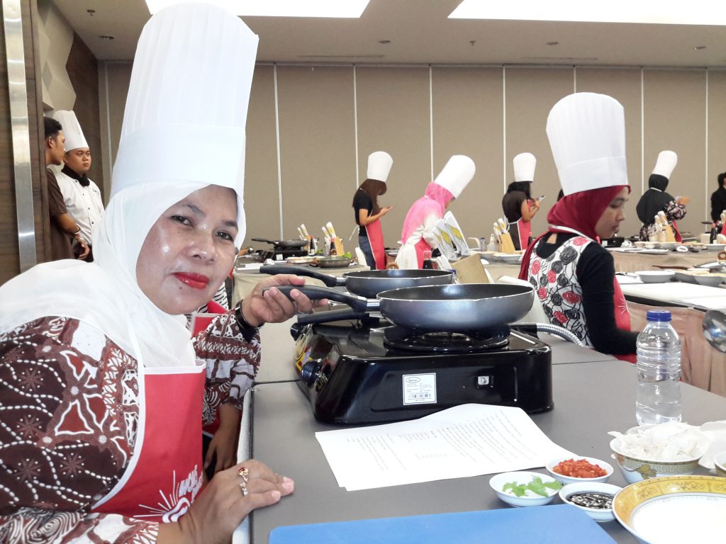 Saya memakai seragam ala chef sebagai peserta demo masak (foto Nur Terbit)