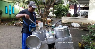 Daeng Usman, tukang bubur keliling dari Kota Makassar (foto : Nur Terbit)