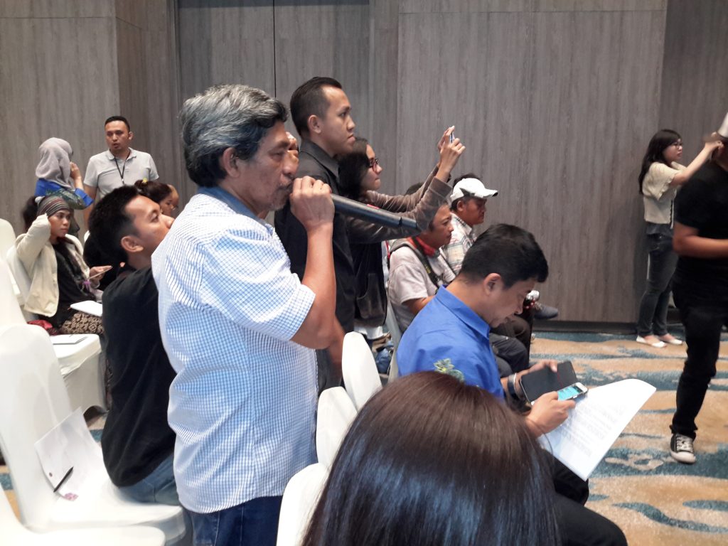 Sesi tanya jawab di acara jumpa pers bersama Iwan Fals. Bang Nur Terbit, sebagai blogger, berdiri sebagai penanya pertama (Foto : Sitti Rabiah)