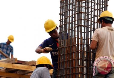 Kesibukan pekerja konstruksi (foto: Antara)