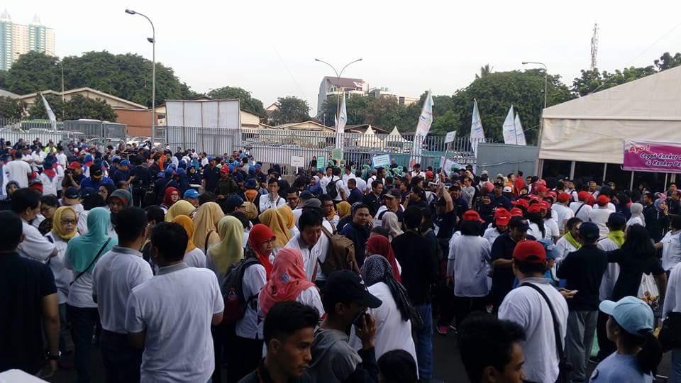 Peserta Gerak Jalan Sehat berkumpul di lapangan terbuka PRJ Kemayoran (foto : Nur Terbit)