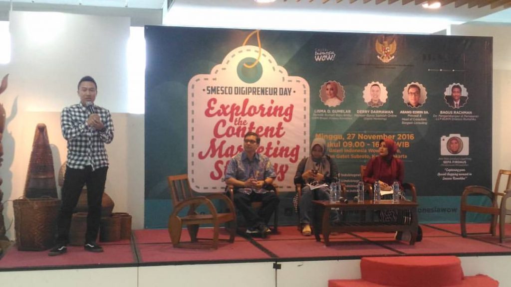 Para pembicara sedang berbagi pengalaman di depan anggota komunitas blogger yang ikut acara talk show bagaimana berbisnis online di gedung Smesco Jakarta Selatan (Foto Elisa Koraag)