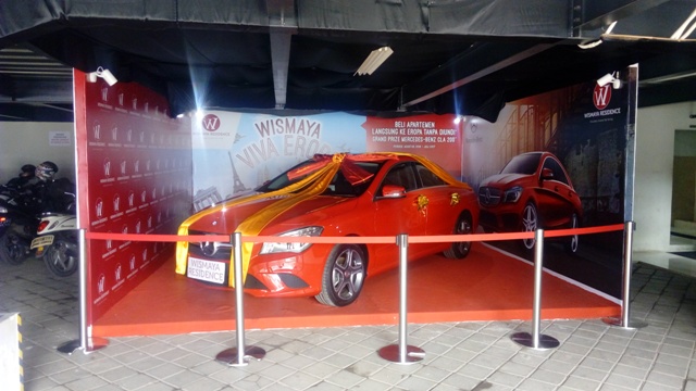 Mobil Mercy hadiah utama bagi pembeli unit Wismaya Recidence Bekasi (foto Tauhid Bule Partiajaya)