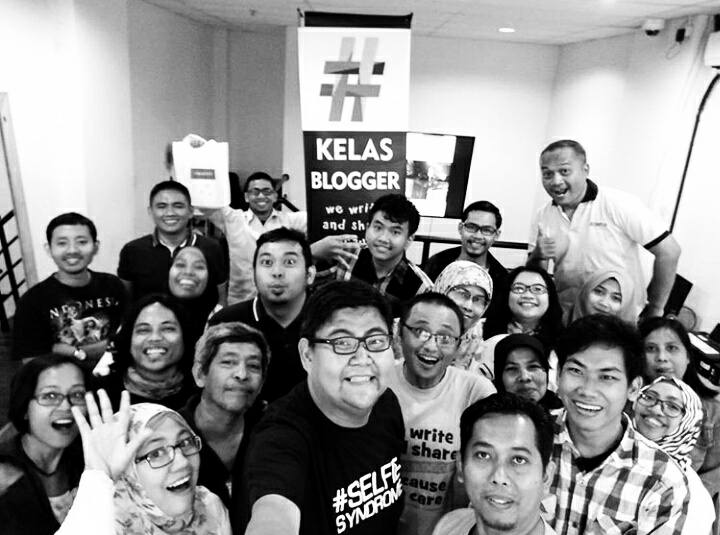Peserta #KelasBlogger bergambar bersama narasumber Mas Aryo dari Oppo (foto: Syaifuddin Sayuti)