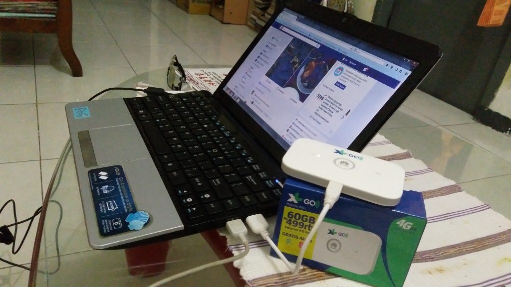 Browsing dengan bantuan Mobile WiFi XL GO (foto Bunda Sitti Rabiah)