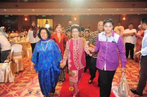 Ibu mertua Bunda Bulan Ayu (kiri baju biru.) Nampak juga Bulan Ayu di belakang (baju merah) dalam satu acara di Malaysia (foto dok Bulan Ayu)